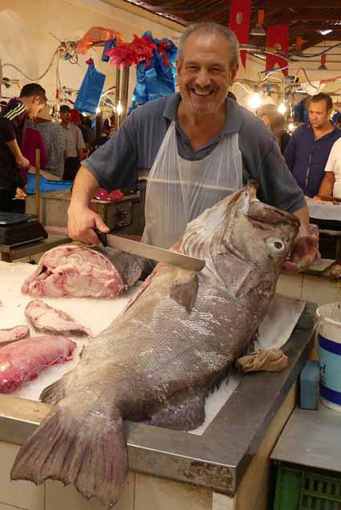 Fischverkäufer auf dem Fischmarkt von Tunis Servieren von orientalischem Kaffee