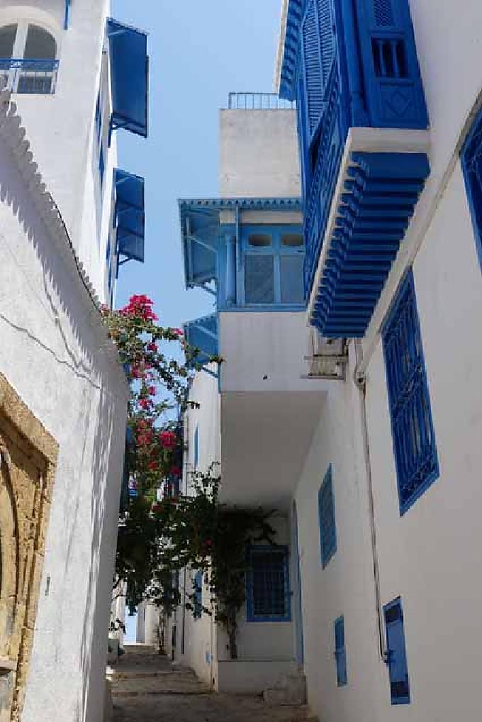 Schmale Gasse in der Medina von Tunis Servieren von orientalischem Kaffee