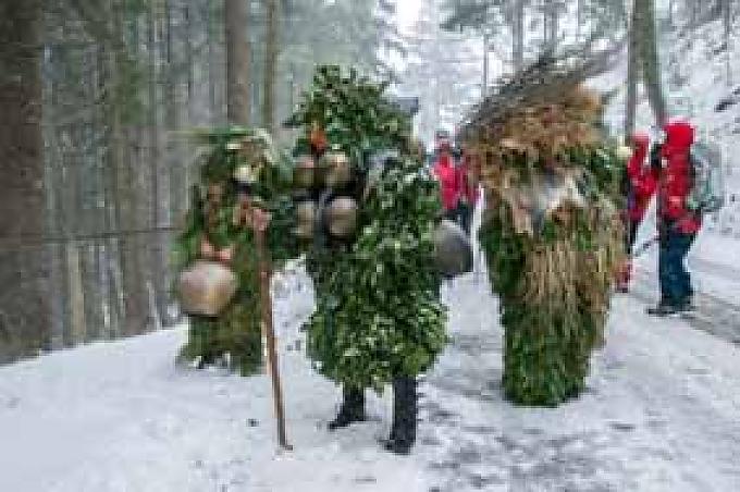 Mit Zäuerlis und Schellenklang ins neue Jahr Mit Zäuerlis und Schellenklang ins neue Jahr