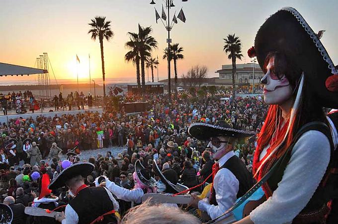 Die Sonne versinkt, langsam geht die Parade zu Ende. Flut: Der Blauwal ist gezeichnet von den Geschwüren der Meere.