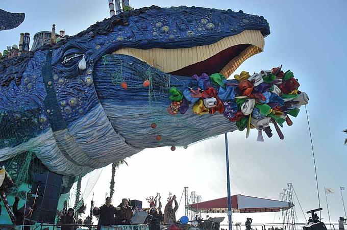 Flut: Der Blauwal ist gezeichnet von den Geschwüren der Meere. Flut: Der Blauwal ist gezeichnet von den Geschwüren der Meere.