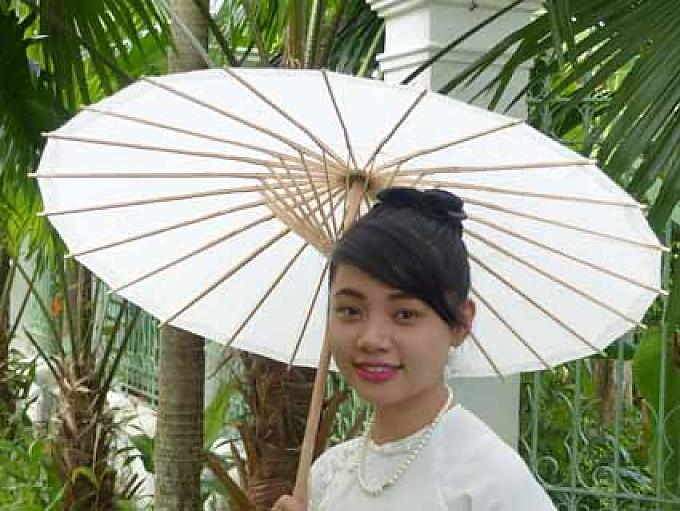 Beschirmte Dame im Mekong-Delta Beschirmte Dame im Mekong-Delta