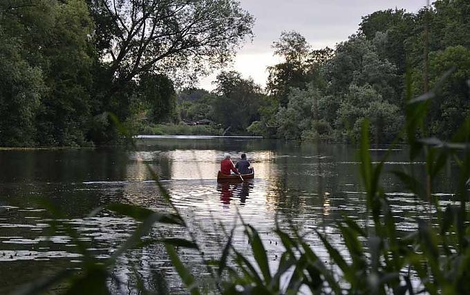 Am frühen Morgen begegnet man auf der Wakenitz noch keinem Menschen Rothenhusen: Der Ratzeburger See beginnt. Lübeck zeigt Präsenz.