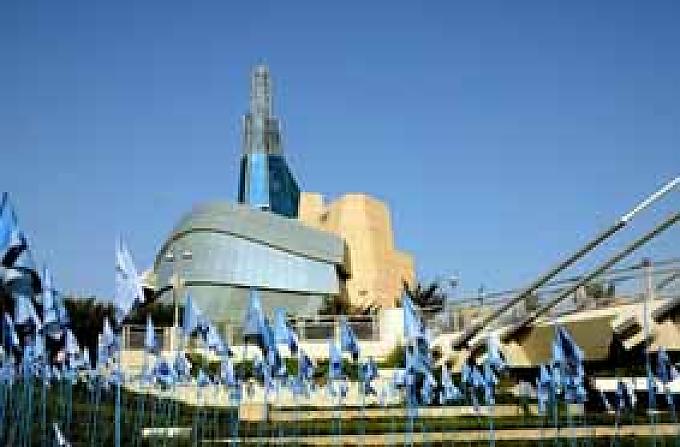 Architekt Antoine Predock hat 1300 Glaspaneele verbaut 800 Meter führt die Rampe aus spanischem Alabaster im Zickzack nach oben