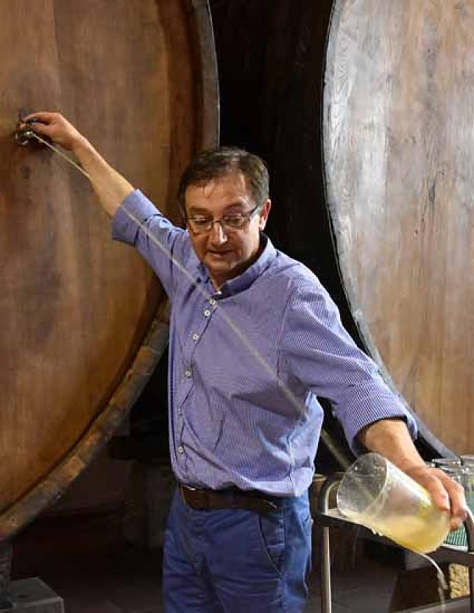 In einer „Llagar“ (Mosterei) wird Sidra auf die traditionelle Art von Julian Garcia Castanon ausgeschenkt. In einer „Llagar“ (Mosterei) wird Sidra auf die traditionelle Art von Julian Garcia Castanon ausgeschenkt.