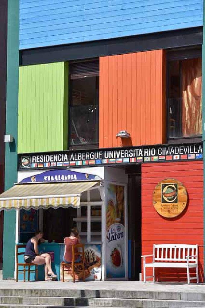 Zwei Studentinnen vor der Studentenunterkunft in Gijon im Stadtteil Cimadevilla. In einer „Llagar“ (Mosterei) wird Sidra auf die traditionelle Art von Julian Garcia Castanon ausgeschenkt.
