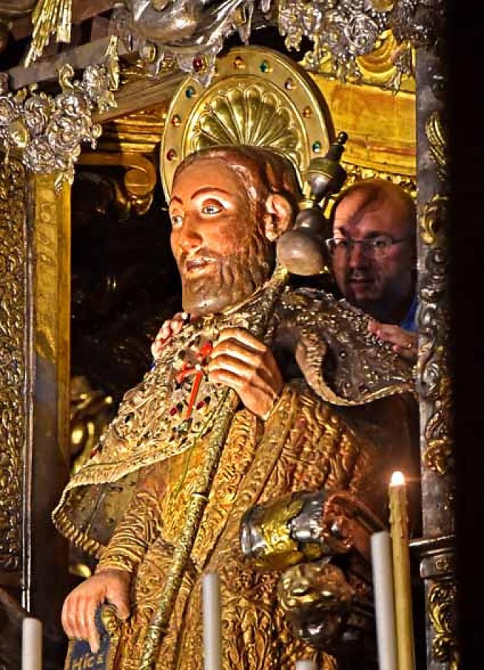 Jakobusskulptur In einer „Llagar“ (Mosterei) wird Sidra auf die traditionelle Art von Julian Garcia Castanon ausgeschenkt.