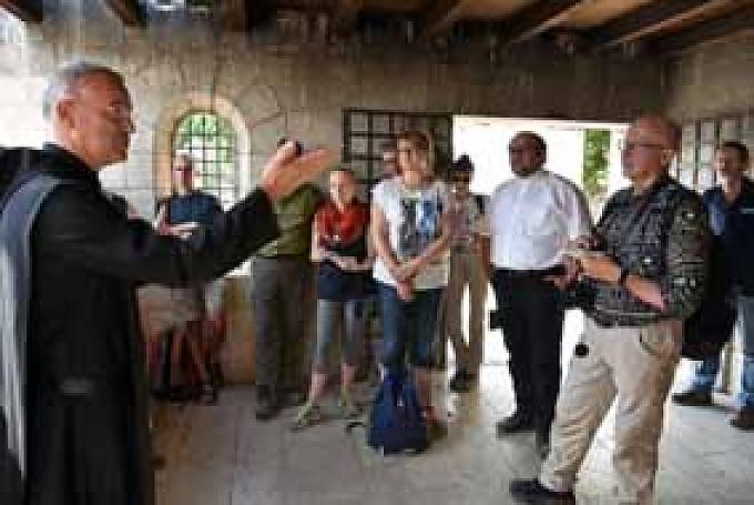 Benediktinerpater Matthias mit Besuchern Benediktinerpater Matthias mit Besuchern