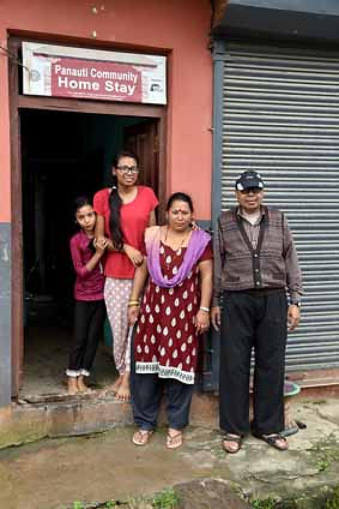 Übernachtung bei der Familie Asish Gupta im Dorf Panauti. Bild: (v.l.n.r.) Bishnu, Neelam, Mutter Mina und Vater Om Bauarbeiten am Swayambhunath Tempelkomplex