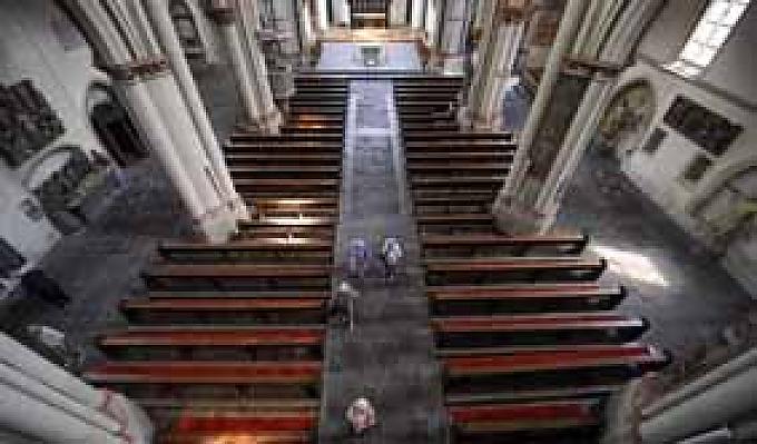 Langschiff mit Blickrichtung Altar. Langschiff mit Blickrichtung Altar.