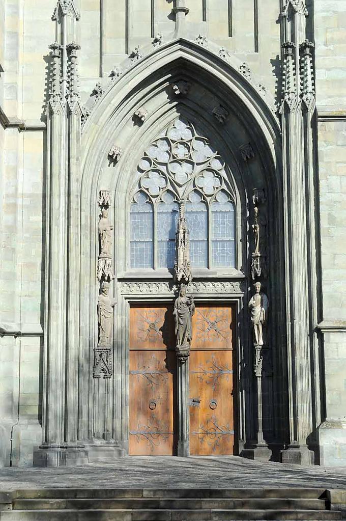 „Westfälische Madonna“ am Südportal Der Annen- oder Sippenaltar ein Meisterwerk aus dem Jahre 1473. Die Bilder erzählen die Geschichte der Mutter Gottes.