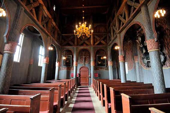 Innenansicht der Holzstabkirche in Ringebu Innenansicht der Holzstabkirche in Ringebu