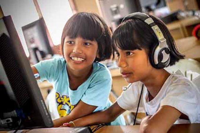 Unterricht im Sprachlabor. Meditationsstunde