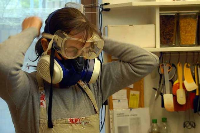 Xenia Trost mit Atemschutz beim Umgang mit Natronlaugenlösung. Xenia Trost mit Atemschutz beim Umgang mit Natronlaugenlösung.