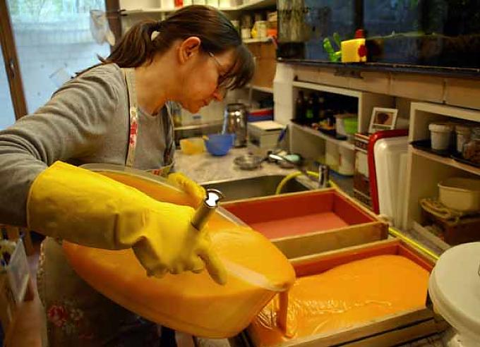 Die Seife wird vor dem Erhärten in eine Form gefüllt. Xenia Trost mit Atemschutz beim Umgang mit Natronlaugenlösung.