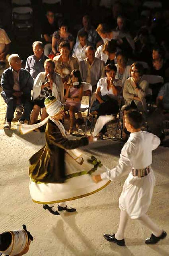 Auftritt der griechischen Tanzgruppe 