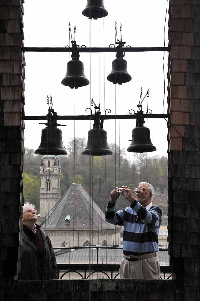 Besucher betrachten das Glockenspiel.