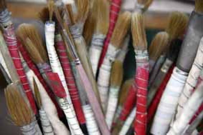 Pinsel für die Glasur. Unglasierte Krüge.