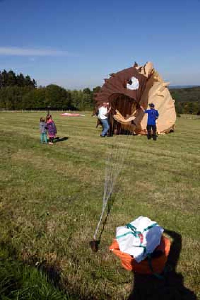 Ein braunes Monster als Windspiel wird gestartet. Jan versucht seinen Drachen, einen kleinen schwarzen Raben, zu starten.