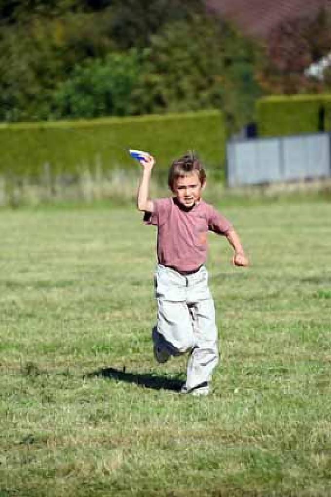 Jan versucht seinen Drachen, einen kleinen schwarzen Raben, zu starten. Jan versucht seinen Drachen, einen kleinen schwarzen Raben, zu starten.