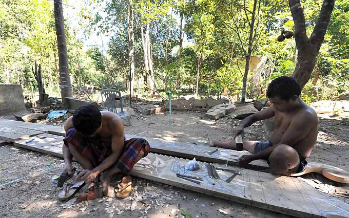 Holzschnitzer bei der Arbeit Holzschnitzer bei der Arbeit