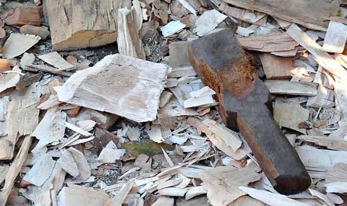 Stemmeisen und Holzspäne Holzschnitzer bei der Arbeit
