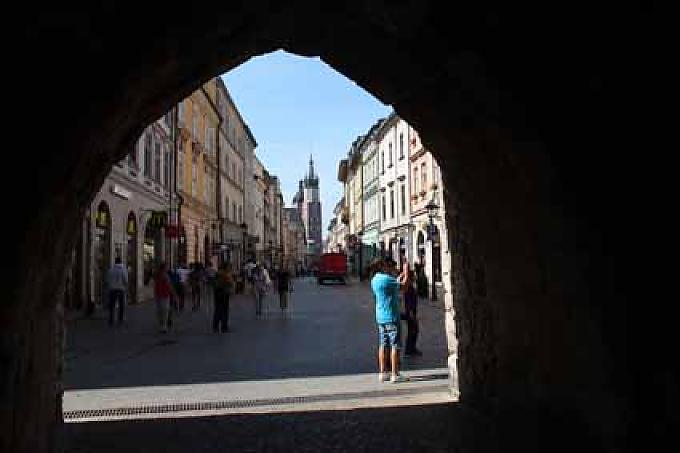 Blick durch ein Stadttor in die Altstadt. Abtei Tyniec.