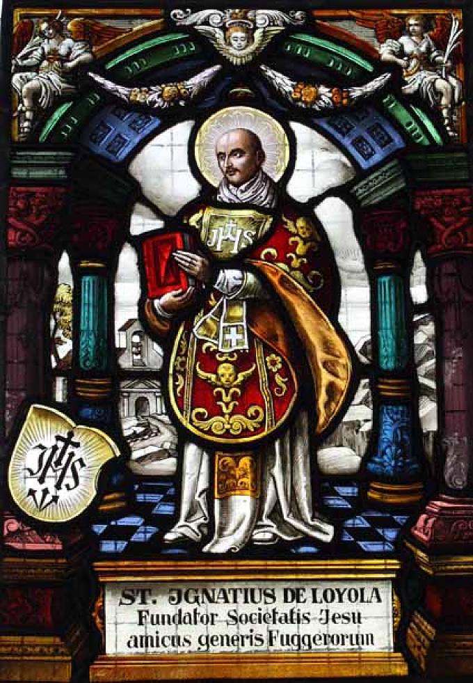 Glasfenster mit Wappen- und Motivscheiben im Zedernsaal. Darstellung des Heiligen Ignatius von Loyola.