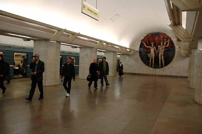 Metrostation Poljanka der Linie 9. Skulptur "Junge Familie" von C. A. Gorjainow von 1980.