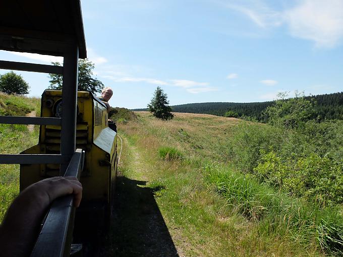 Langsam, ganz langsam müht sich die schmale Bahn auf ihrer 600 Millimeter breiten Spur durch den Wald hinauf. In den offenen Waggons sitzen die Besucher auf einfachen Holzbänken. Langsam, ganz langsam müht sich die schmale Bahn auf ihrer 600 Millimeter breiten Spur durch den Wald hinauf. In den offenen Waggons sitzen die Besucher auf einfachen Holzbänken.