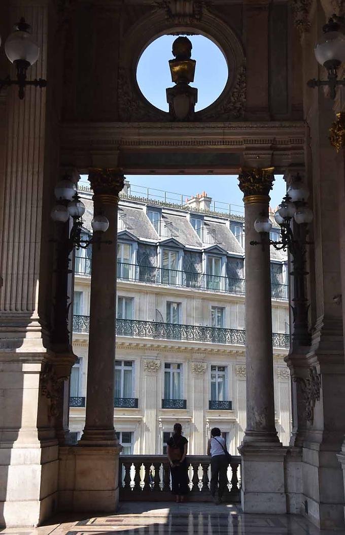 Wandelgang außen am Gebäude. Es ergeben sich schöne Ausblicke auf typische Pariser Stadthäuser. 