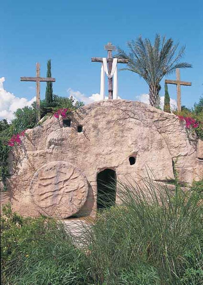 Der Kreuzigungshügel Golgota und die leere Grabkammer 