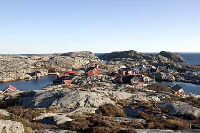 Schwedische Holzhäuser auf einer kleinen Insel