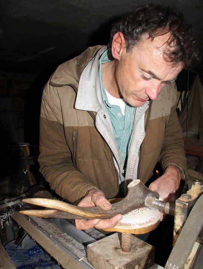 Vorbohren der Knopfform in das Ende eines abgetrennten Geweihteiles Knopf für Knopf wird mit dem Stechbeitel aus dem Geweihende herausgeschlagen