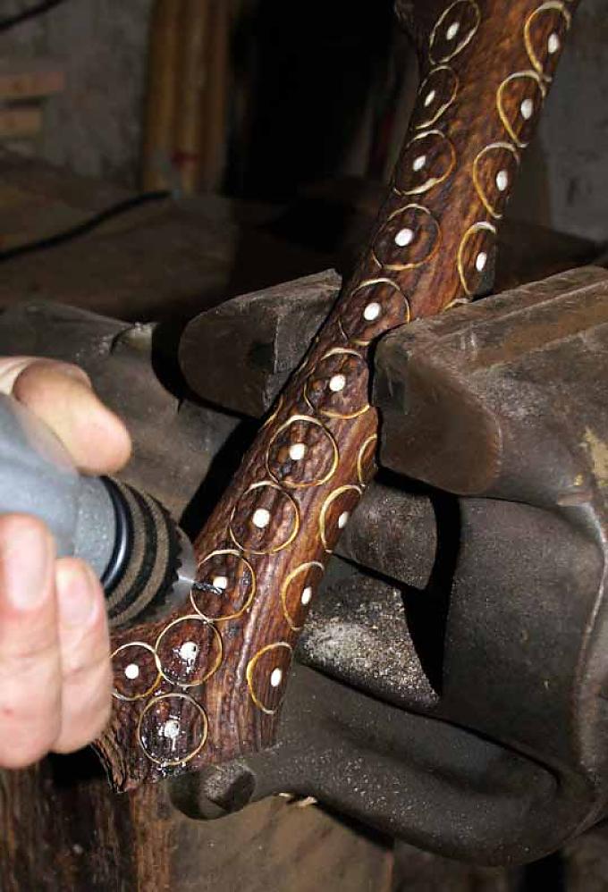 Bohren der Knopflöcher mit der Bohrmaschine Knopf für Knopf wird mit dem Stechbeitel aus dem Geweihende herausgeschlagen