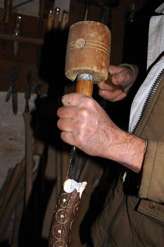 Knopf für Knopf wird mit dem Stechbeitel aus dem Geweihende herausgeschlagen Knopf für Knopf wird mit dem Stechbeitel aus dem Geweihende herausgeschlagen