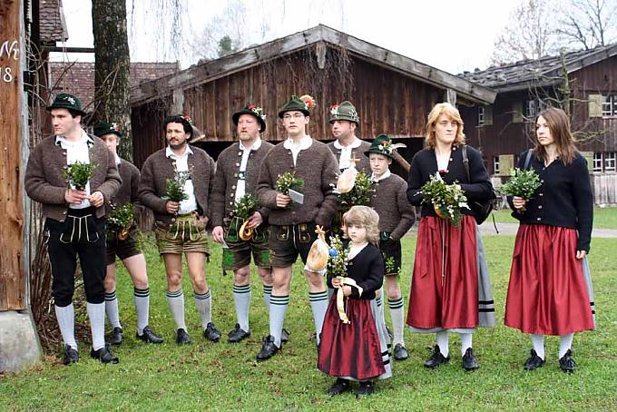 Keine Festlichkeit ohne Tracht mit Hirschhornknöpfen Keine Festlichkeit ohne Tracht mit Hirschhornknöpfen