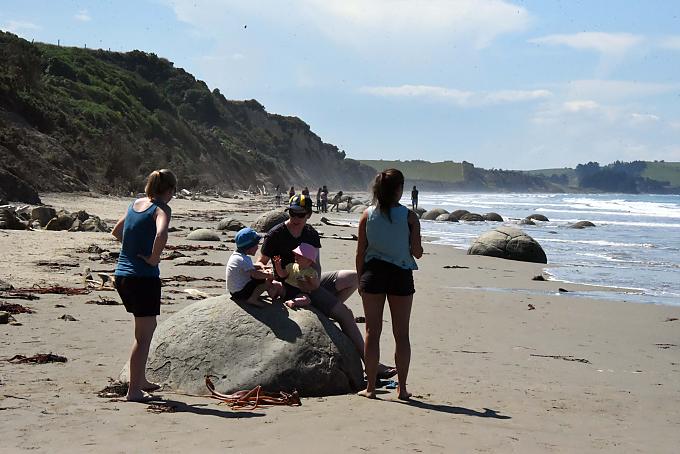 Kugelförmige Felsen am Strand von Moeraki.