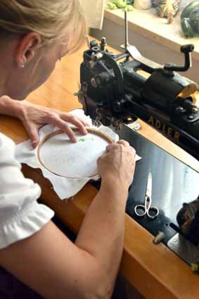 Irmi Axmann in ihrer kleinen Werkstatt. Irmi Axmann in ihrer kleinen Werkstatt.