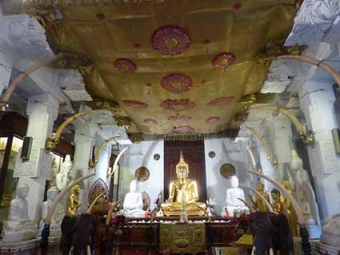Buddha Statue im Zahntempel von Kandy Buddha Statue im Zahntempel von Kandy