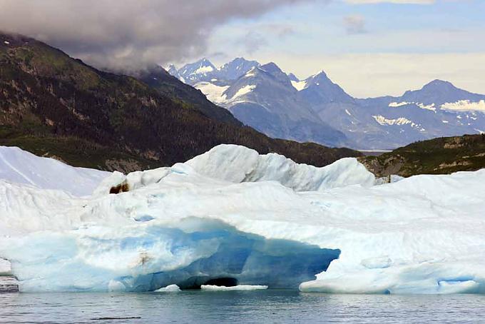 Der Columbia-Gletscher im Prince William Sound Beißende Kälte: Je näher das Boot an den Columbia Gletscher herankommt, desto kälter wird die Luft