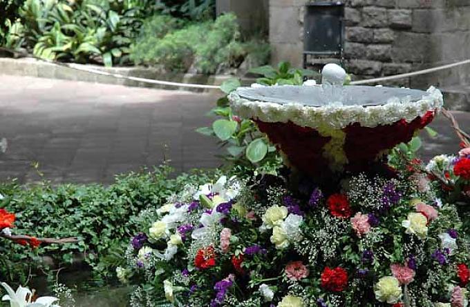 Das tanzende Ei im Innenhof des Museums Frederic Mares. Menschen lauschen Straßenmusikanten im Gotischen Viertel von Barcelona.