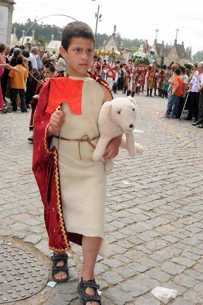 Kinder im Kleid von Johannes dem Täufer erinnern an den Anlass des Festes