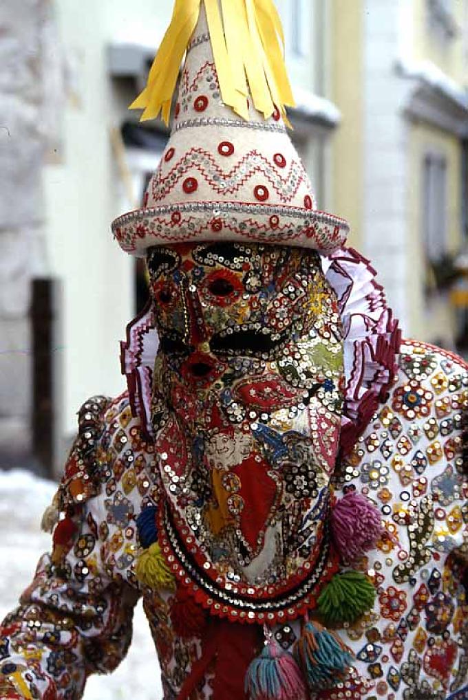 Der Faschingdienstag bringt den bunten Höhepunkt der Festlichkeit: den Auftritt der „Flinserln“. Der Faschingdienstag bringt den bunten Höhepunkt der Festlichkeit: den Auftritt der „Flinserln“.