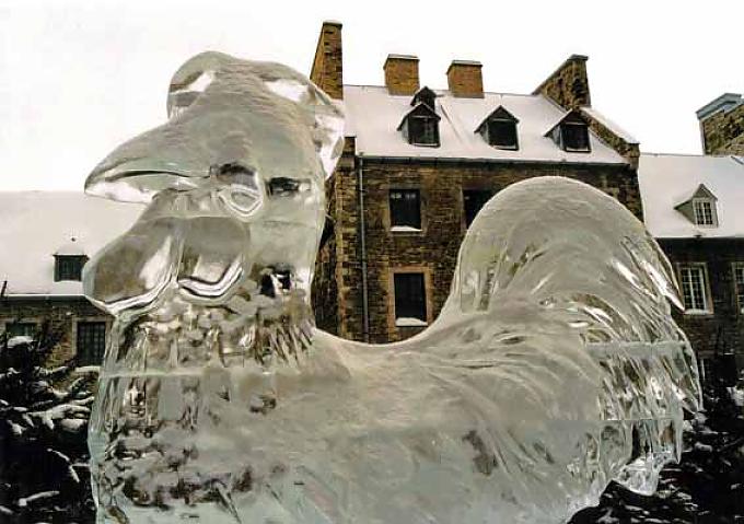 Riesige Eisskulpturen an der Stadtmauer Riesige Eisskulpturen an der Stadtmauer