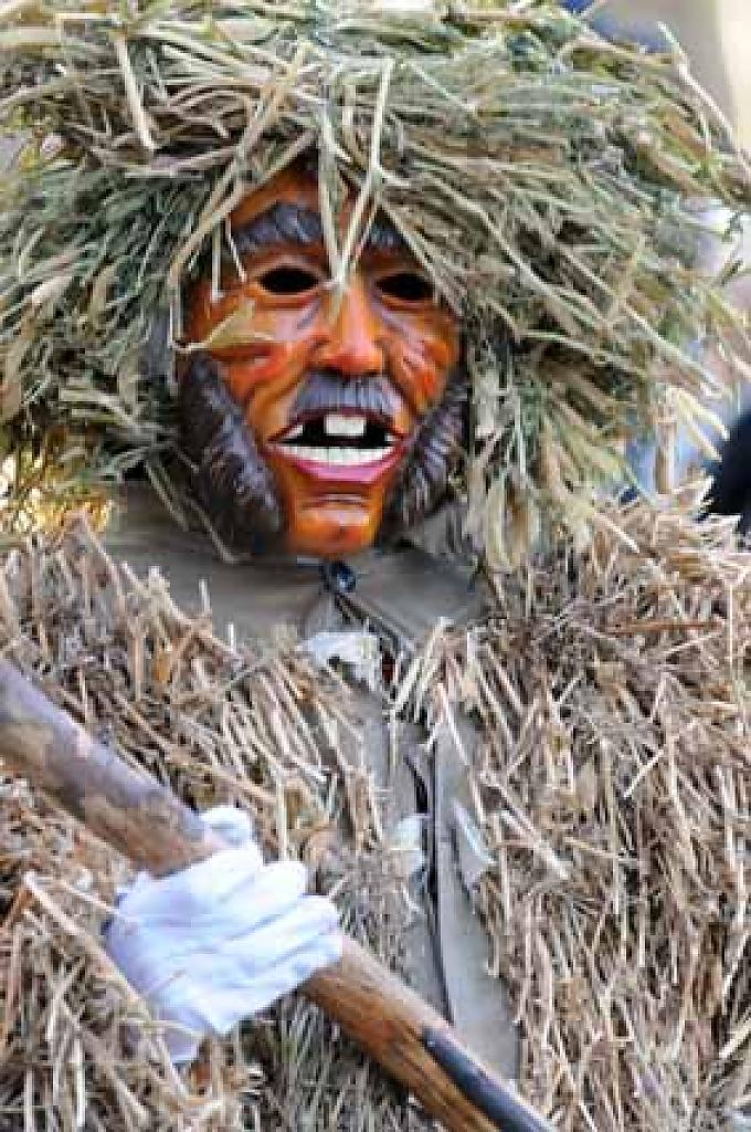 Als wilder Mann kommt der Hoorig Bär in Singen Federeschnabel heißt dieser bunte Geselle in der Fastnacht in Triberg.