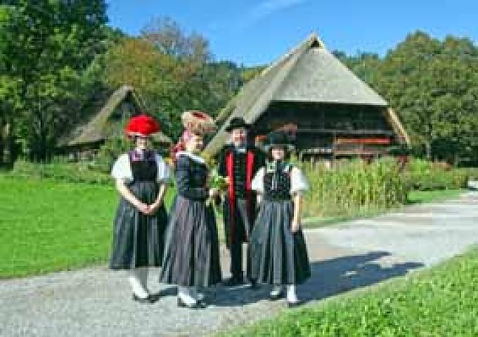 Trachtengruppe Kinder im Freilichtmuseum