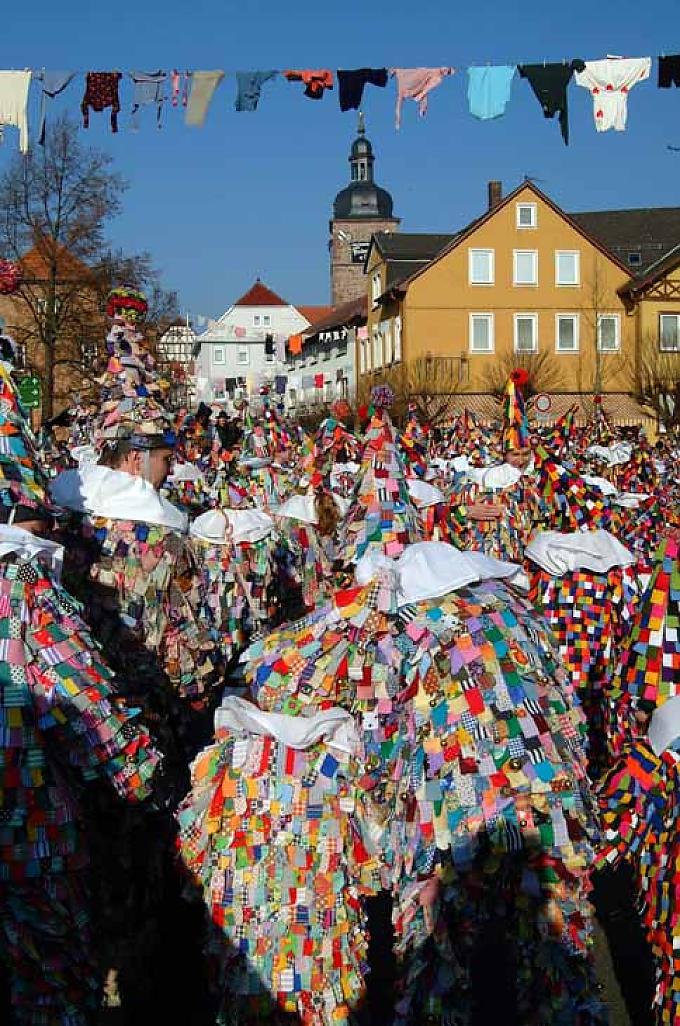 "Huddelbätze" während des Rosenmontagsumzugs im Odenwald-Städtchen Buchen Schmutzige Wäsche