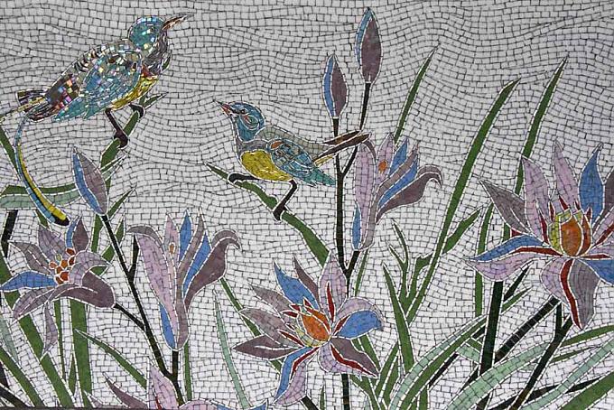Mosaik mit Vogeldarstellungen am Gebäude auf dem Markt. Lee kommt jeden Tag mit seinem Japanbrillenvogel auf den Markt.