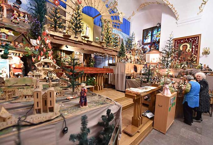 Liebevoll wird die Krippe jedes Jahr ergänzt Liebevoll wird die Krippe jedes Jahr ergänzt